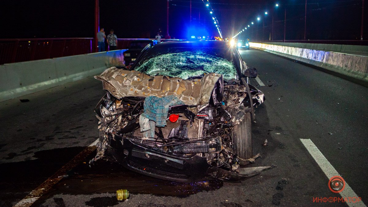 В Днепре на Центральном мосту Toyota врезалась в мусоровоз: водителя задержали полицейские