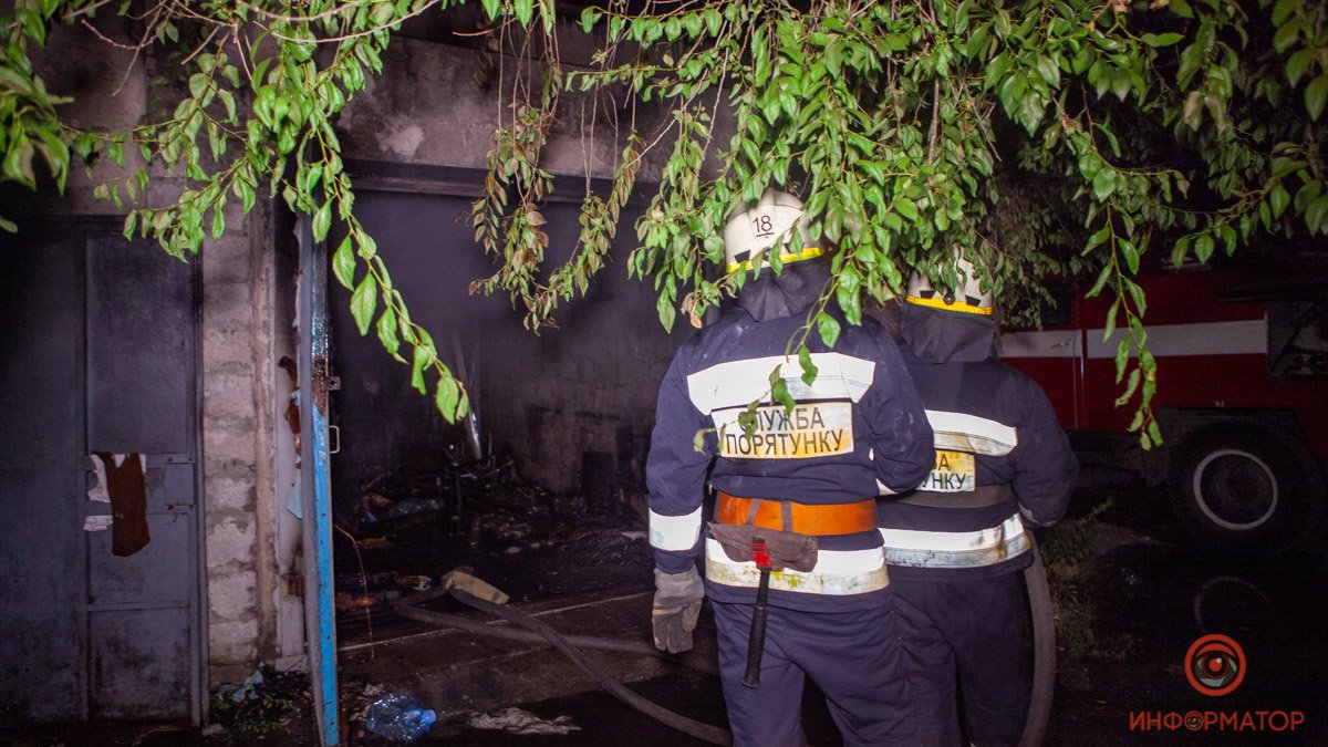 В Днепре во дворах на Слобожанском проспекте сгорел гараж