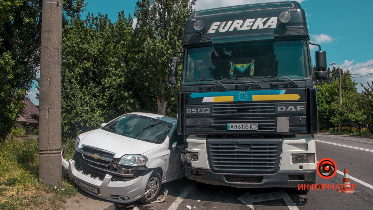 В Днепре на Киевской Chevrolet столкнулся с грузовиком и влетел в столб