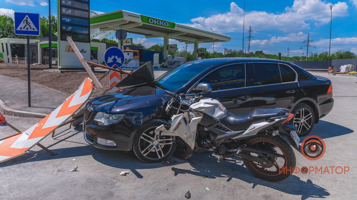 В Днепре на Космической мотоцикл врезался в припаркованную Skoda