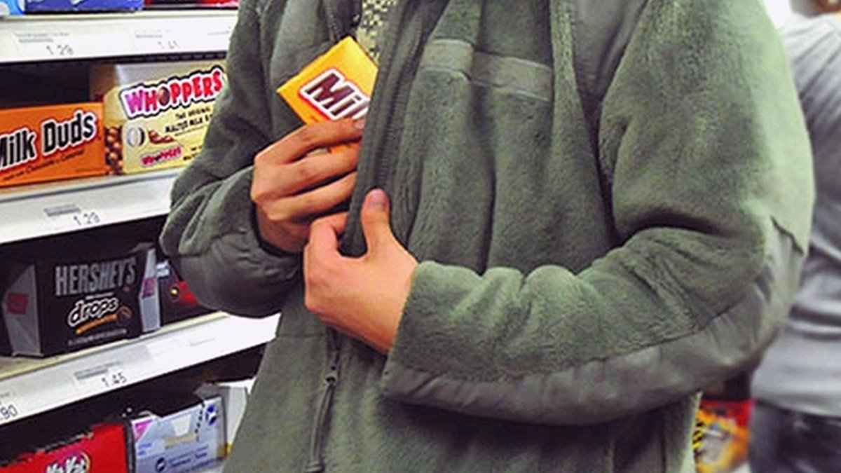 В Днепре мужчина украл из супермаркета шоколадки и гель для душа