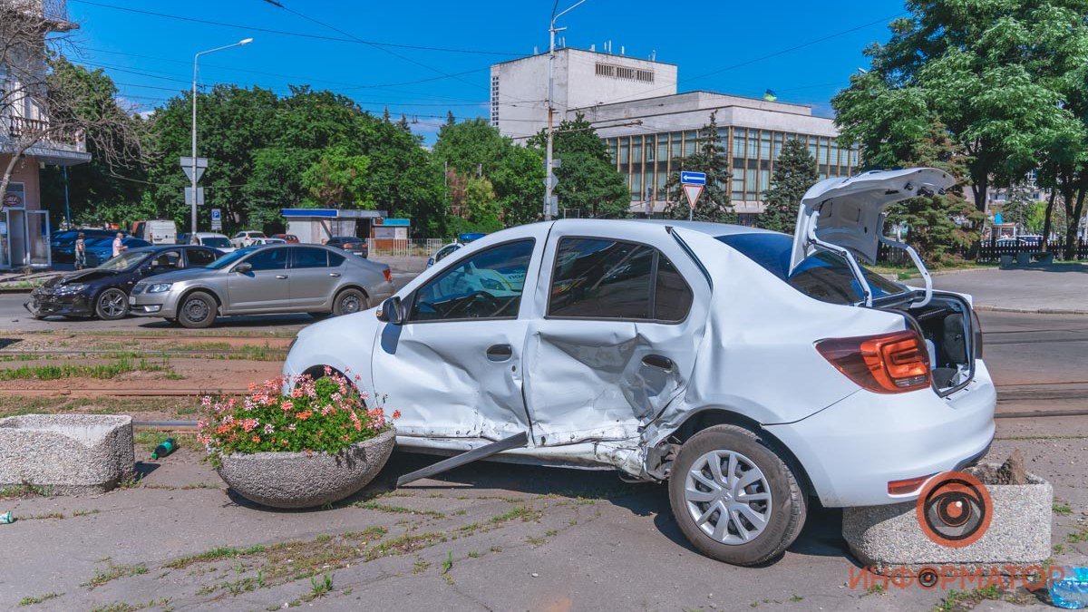 В Днепре на Яворницкого столкнулись Mazda и Renault: один человек пострадал, движение трамваев заблокировано