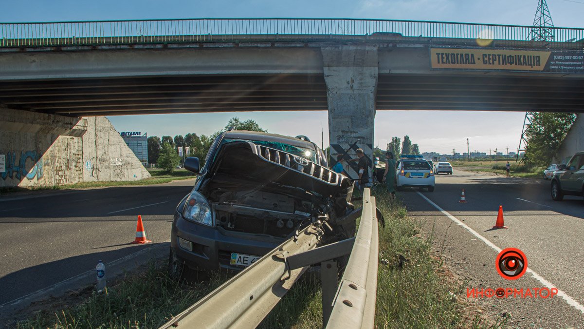 В Днепре на Донецком шоссе Toyota влетела в отбойник