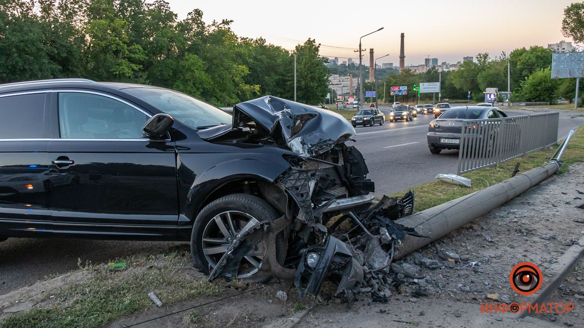 В Днепре на Космической автомобиль Audi врезался в электроопору: водитель бросил машину на месте аварии