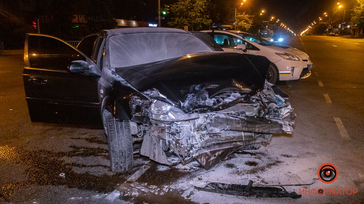 В Днепре на Слобожанском проспекте Chevrolet врезался в Opel: мужчину забрала "скорая"