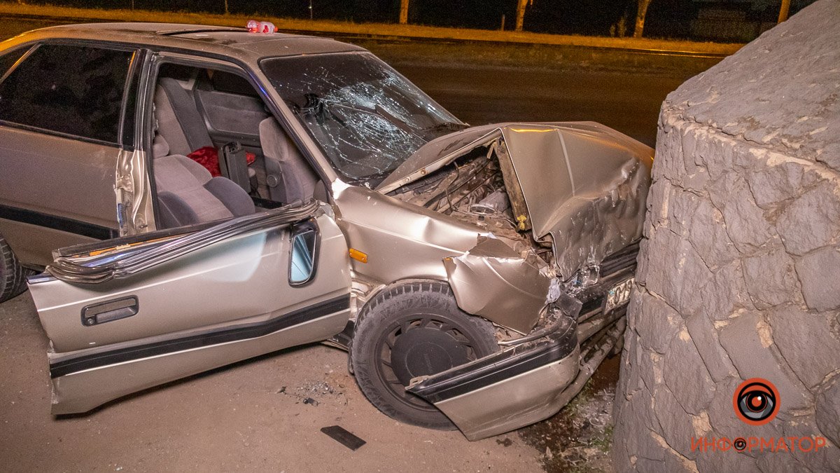 В Днепре на Донецком шоссе Mazda въехала в стелу автозаправки: пострадали двое человек