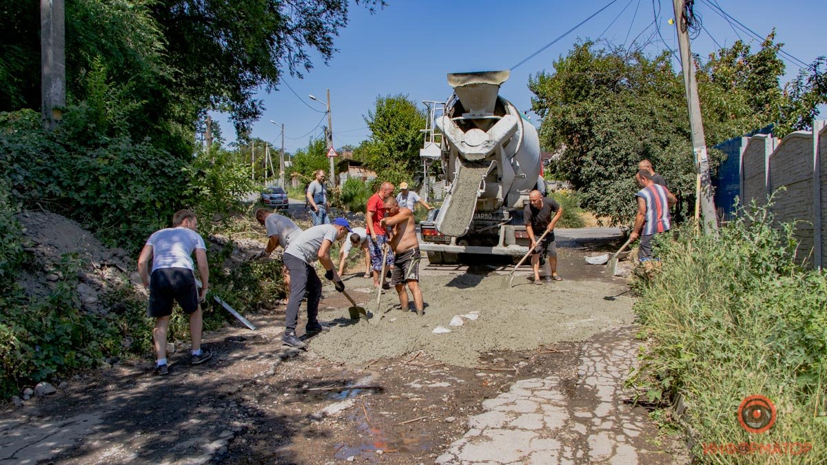 В Днепре на спуске Горнолыжников жители сами ремонтируют дорогу