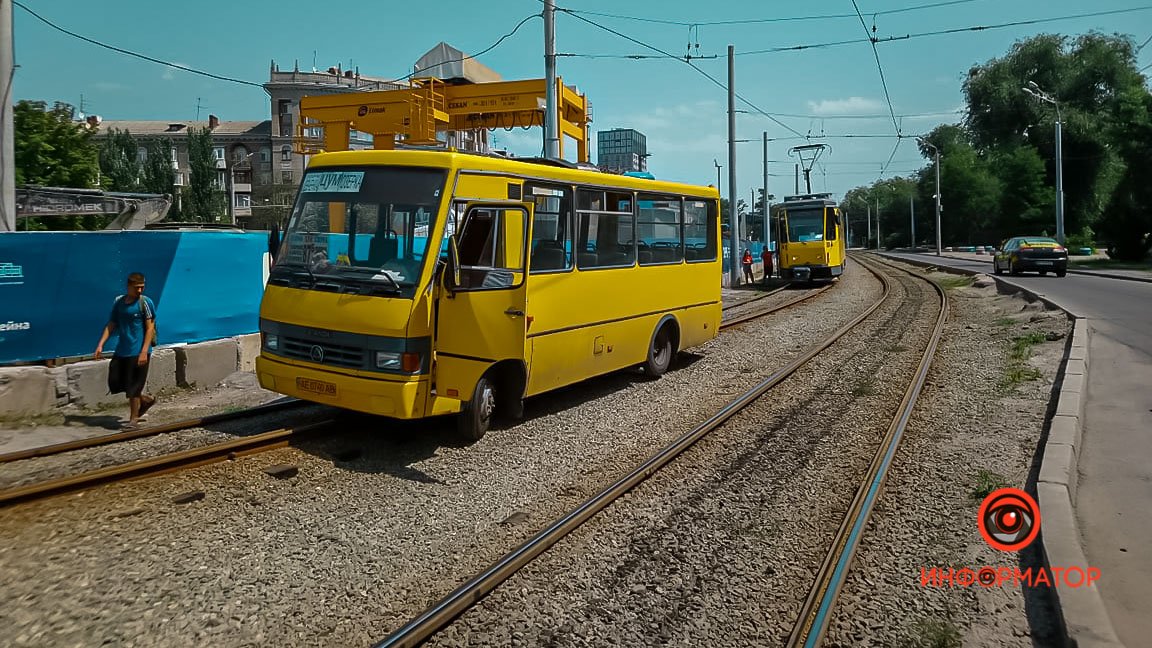 В Днепре на Яворницкого маршрутка №87 заехала на рельсы и застряла: движение трамваев парализовано