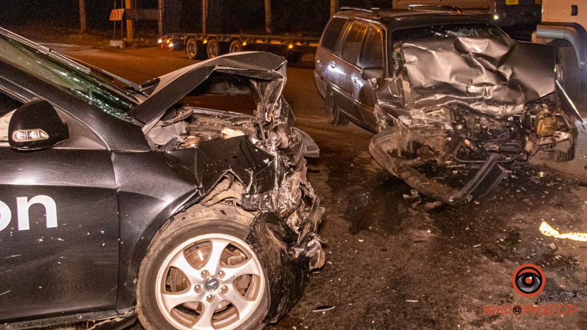 В Днепре на Маяковского столкнулись Opel и автомобиль службы Uklon: пострадал мужчина