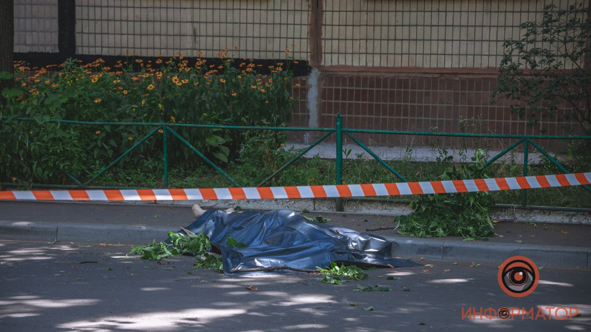 В Днепре на Кондратюка мужчина выпал из окна 8-го этажа