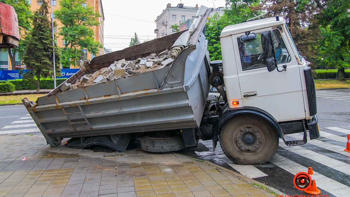 В Днепре под грузовиком с тротуарной плиткой провалился тротуар