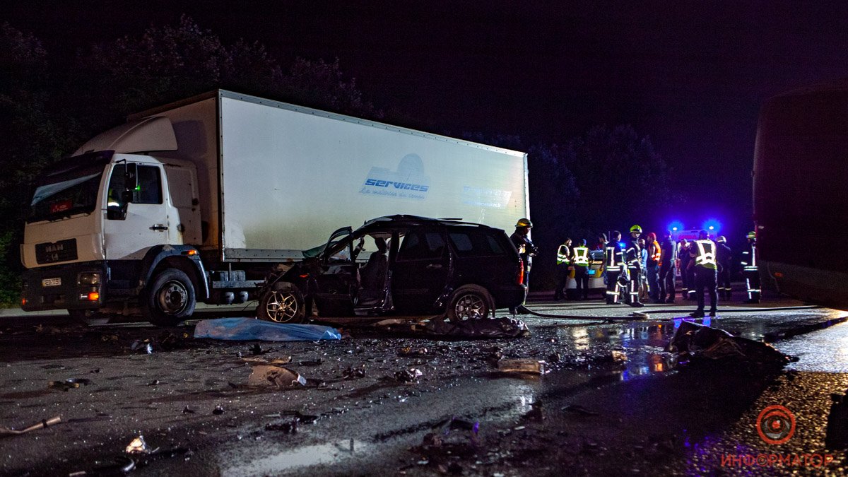 На Полтавском шоссе в Днепре столкнулись Volkswagen и Ford: двое погибли, еще троих забрала скорая