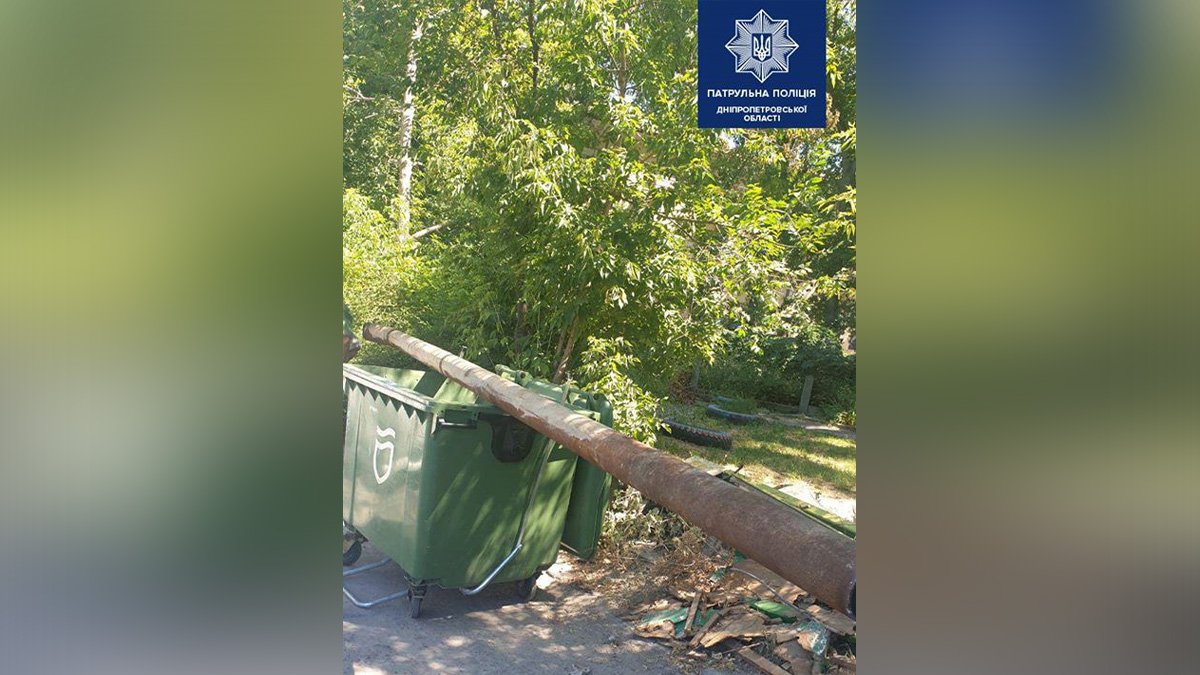 В Днепре двое мужчин везли 6-метровую трубу на мусорном баке
