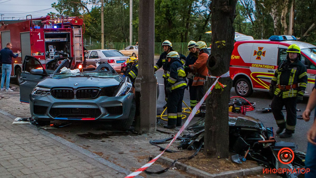 В Днепре на Набережной Победы BMW влетел в столб: водитель погиб на месте