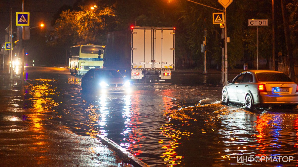 Тонущие машины, реки на дорогах и потопы в подъездах: в Днепре прошел дождь