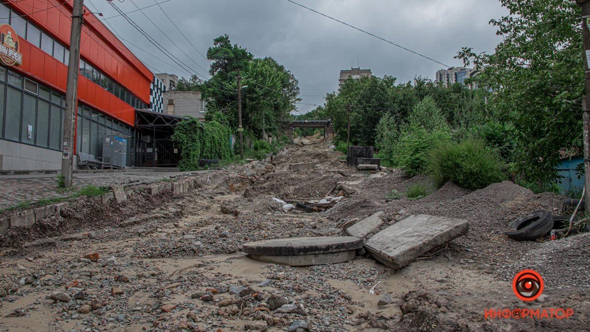 В Днепре на Крестьянском спуске вымыло дорогу и затопило подвалы домов