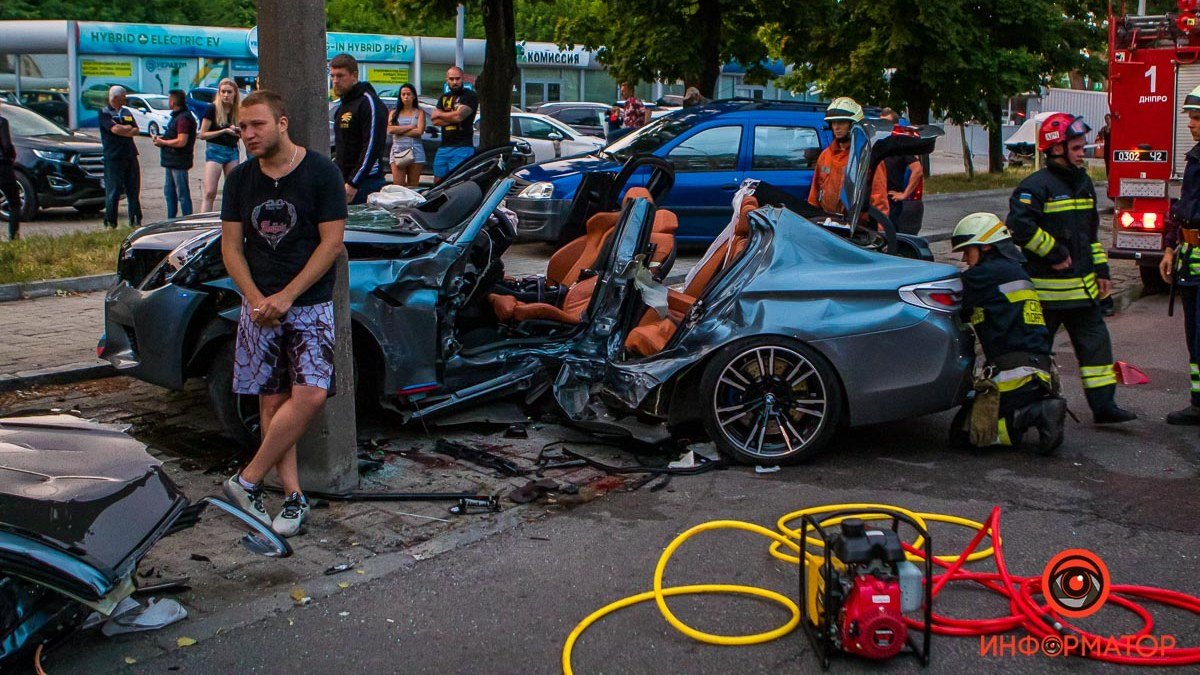 В Днепре на Набережной Победы BMW на скорости влетел в столб: видео момента аварии