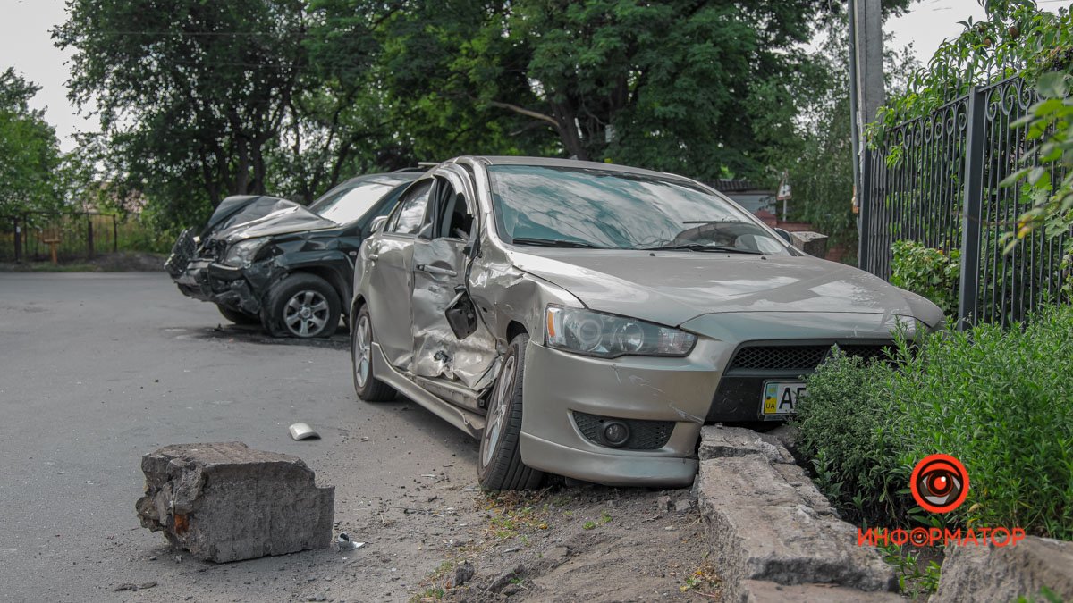 В Днепре на Моторной столкнулись Mitsubishi и Toyota: пострадала девушка