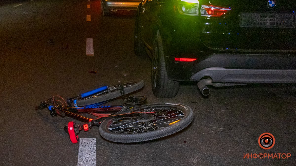 В Днепре на Сечевых Стрельцов велосипедист въехал в BMW: мужчину госпитализировали