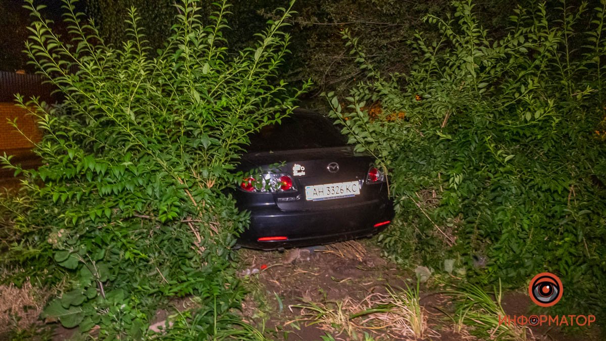 Погоня и ДТП в центре Днепра: Mazda въехала в кусты и пробила колесо