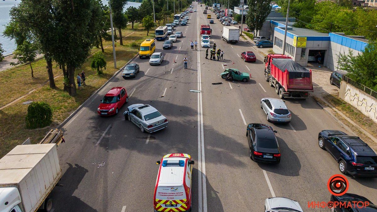 В Днепре на Маршала Малиновского BMW влетел в ВАЗ: видео момента аварии