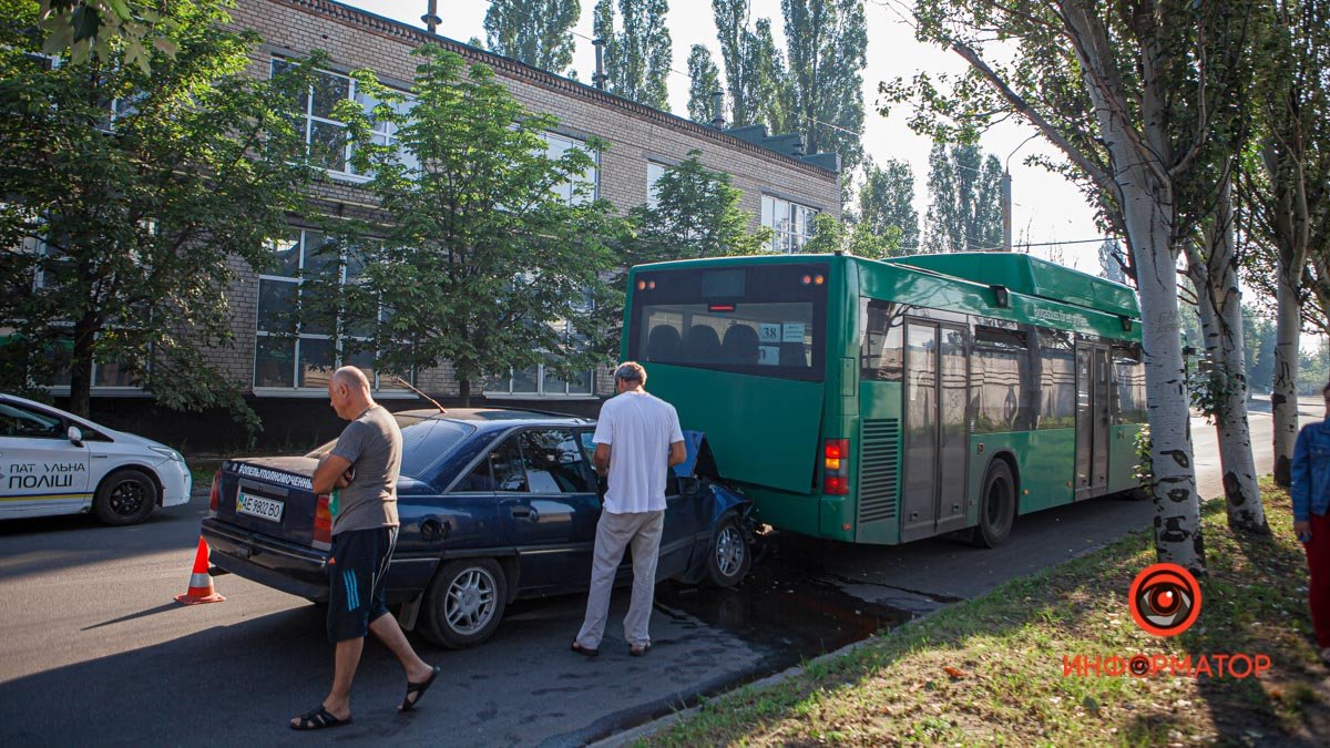 В Днепре на Каштановой Opel врезался в автобус №38: парня увезла скорая