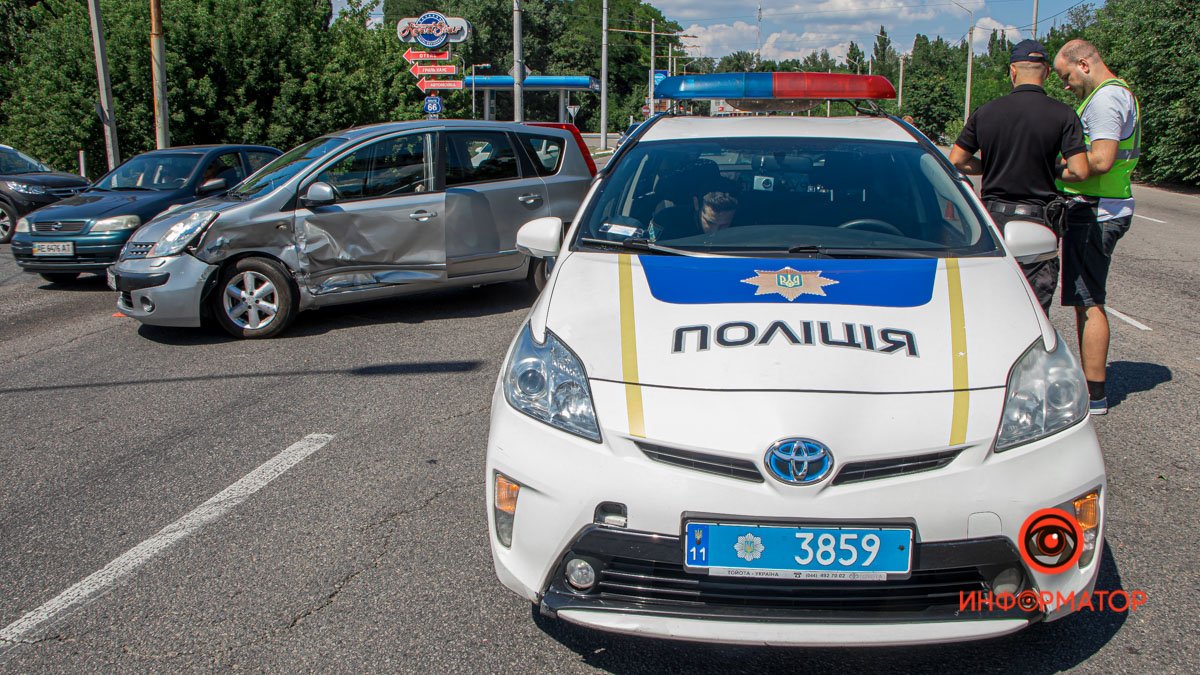 В Днепре на Запорожском шоссе столкнулись Nissan и Volkswagen: пострадали женщина и двое детей