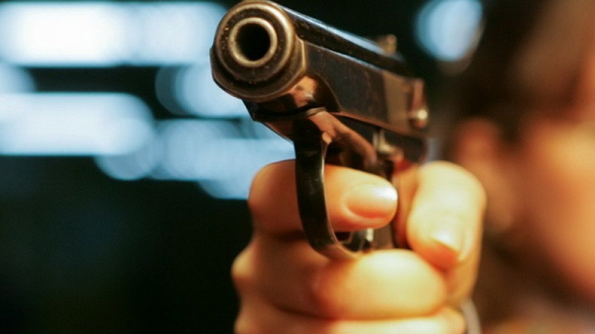 В Днепре двое парней угрожали мужчине пистолетом ради 350 гривен