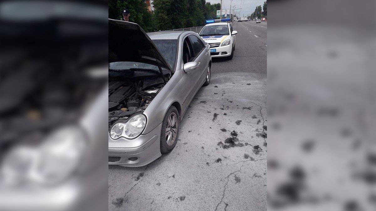 В Днепре на Запорожском шоссе загорелся Mercedes: автомобиль тушили полицейские