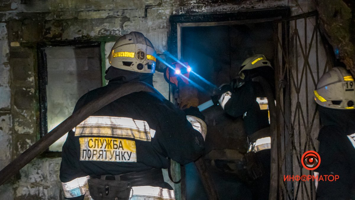 В Днепре на Магнитогорской горела летняя кухня: огонь перекинулся на соседний дом