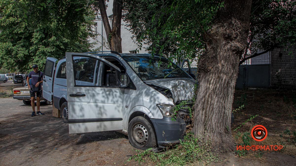 В Днепре на Академика Белелюбского Mercedes-Benz влетел в дерево: пострадали шесть человек
