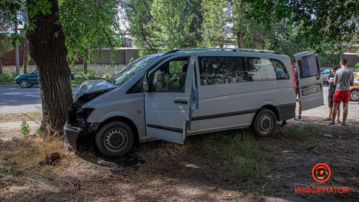 В Днепре на Академика Белелюбского Mercedes-Benz влетел в дерево: видео момента аварии