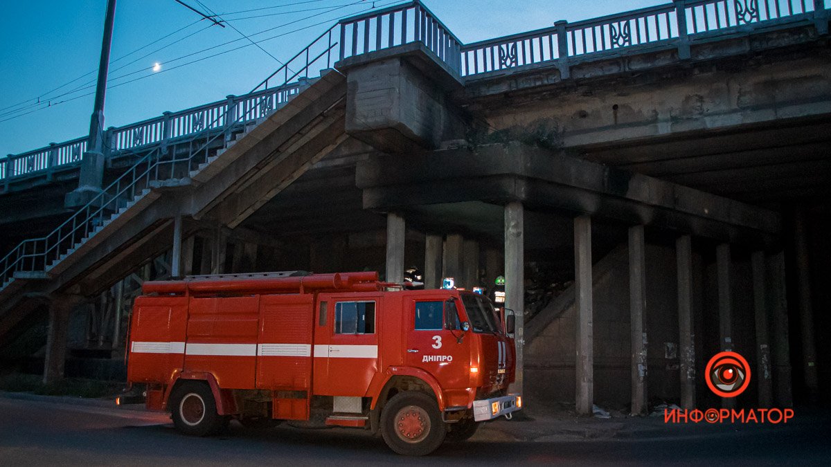 Пожар под виадуком на Слобожанском проспекте в Днепре: все окутало дымом