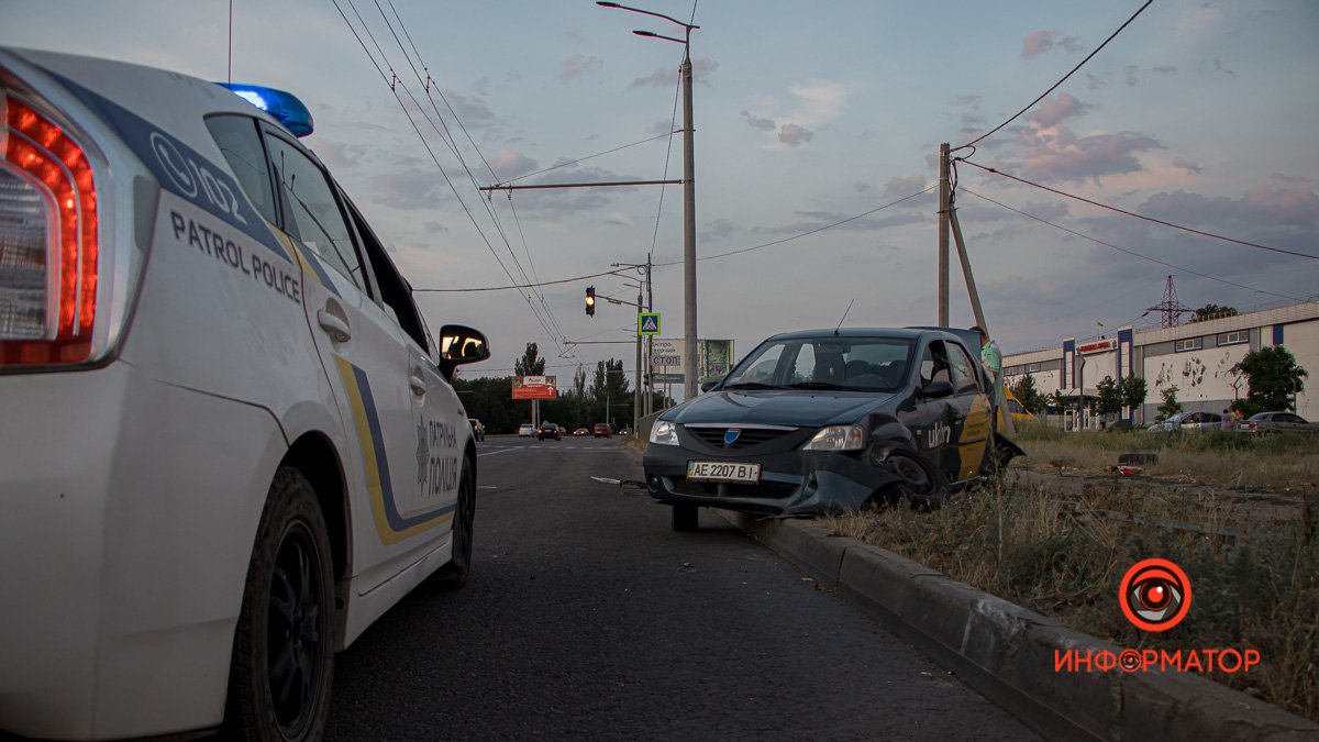 В Днепре возле Ледовой арены Mercedes ударил Dacia и скрылся: пострадал мужчина