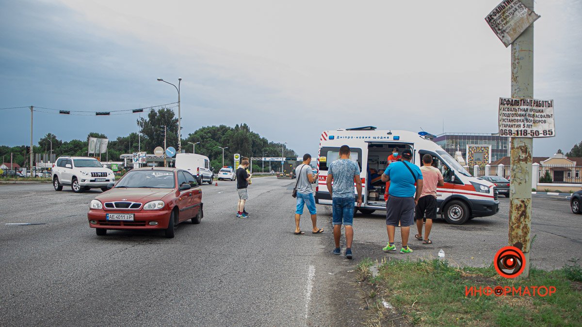 В Днепре на Слобожанском проспекте Ford врезался в Daewoo Lanos: пострадали две женщины и ребенок