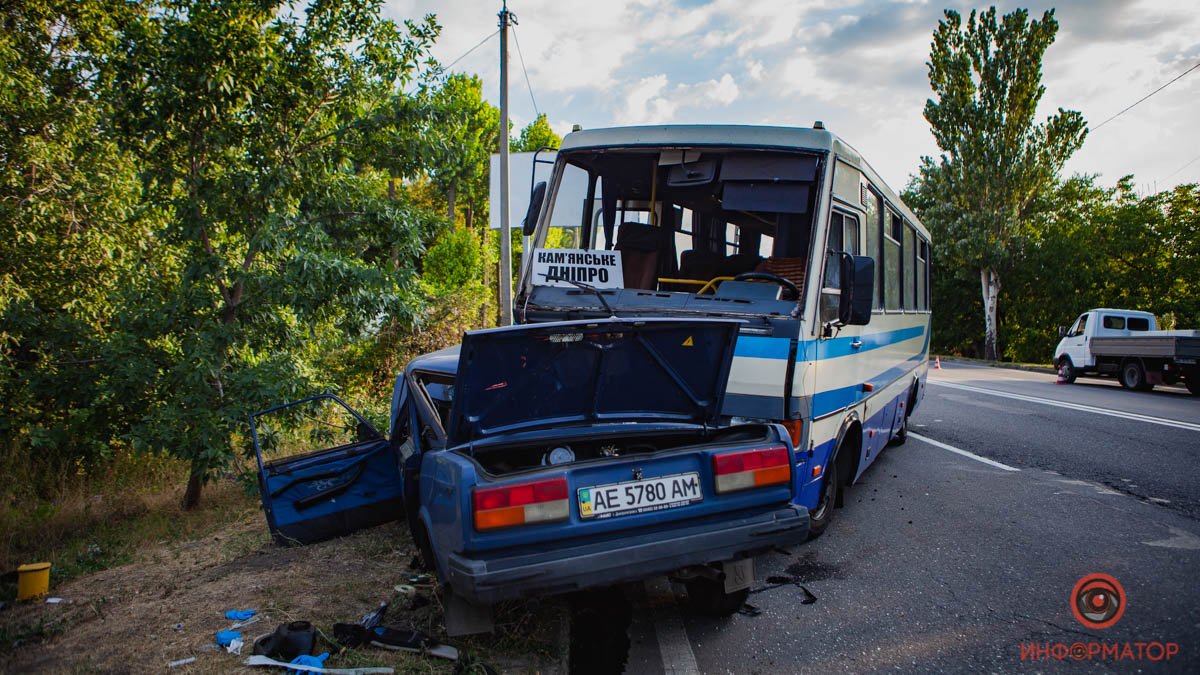 Лобовое столкновение с автобусом в Днепре: фото и видео с места происшествия