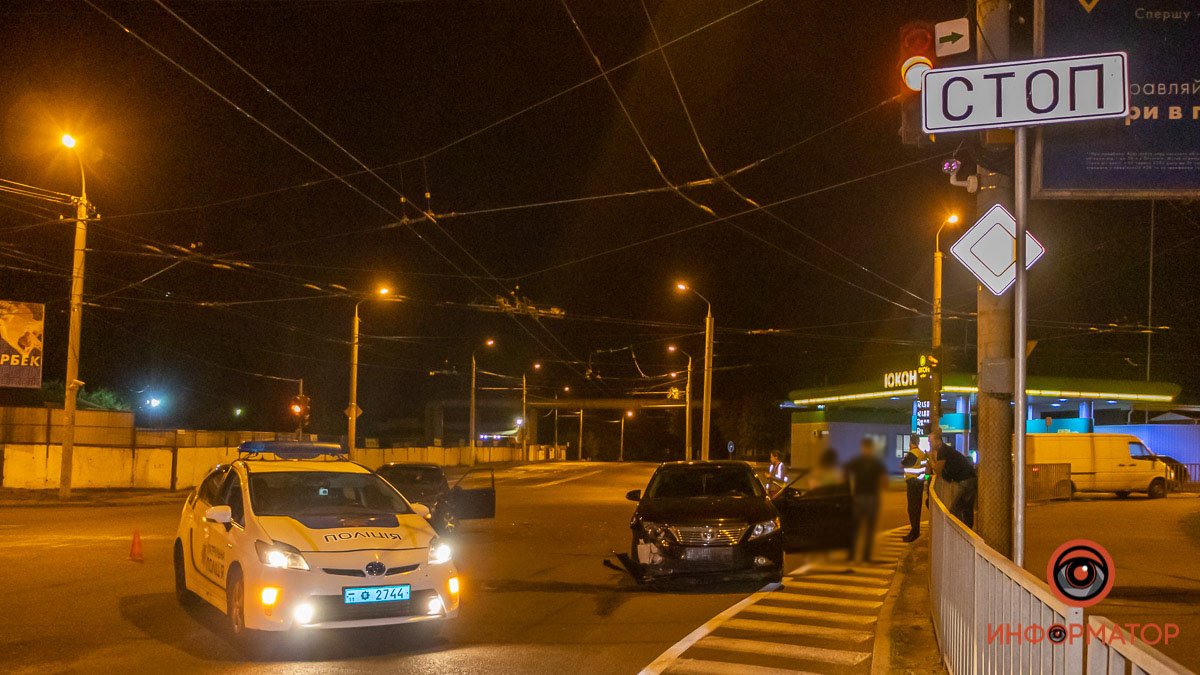 В Днепре на Калиновой столкнулись ВАЗ и Toyota: пострадавшего увезла скорая