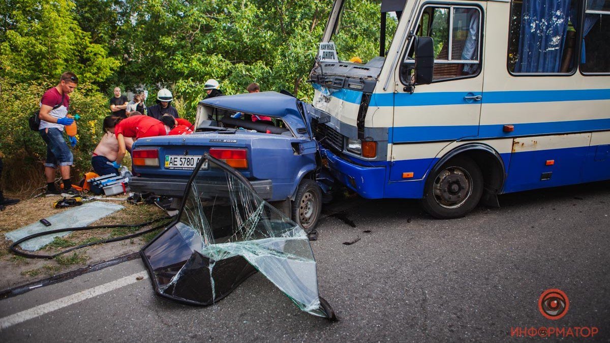 В Днепре на Киевской ВАЗ влетел в рейсовый автобус: водитель умер, не приходя в сознание