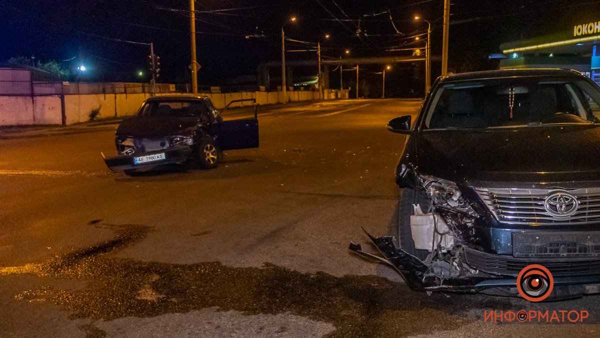 В Днепре на Калиновой столкнулись ВАЗ и Toyota: видео момента аварии