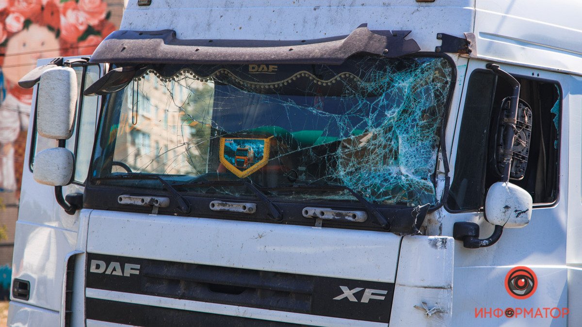 В Днепре на Калиновой фура врезалась в 38-ой автобус: пострадали двое человек