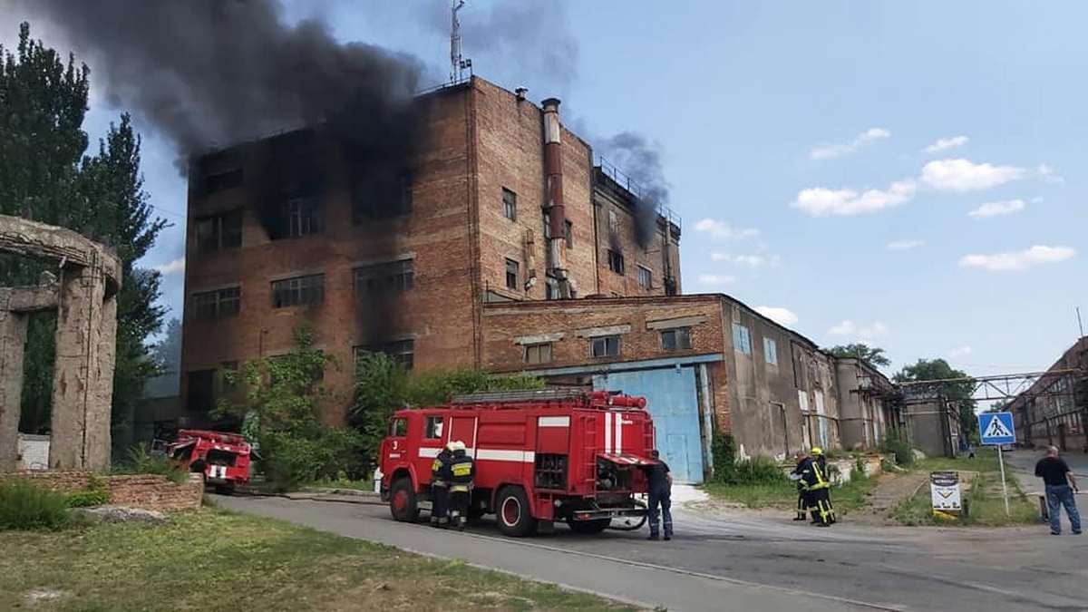 В Днепре горит здание на территории Метизного завода: дым окутал Слобожанский проспект