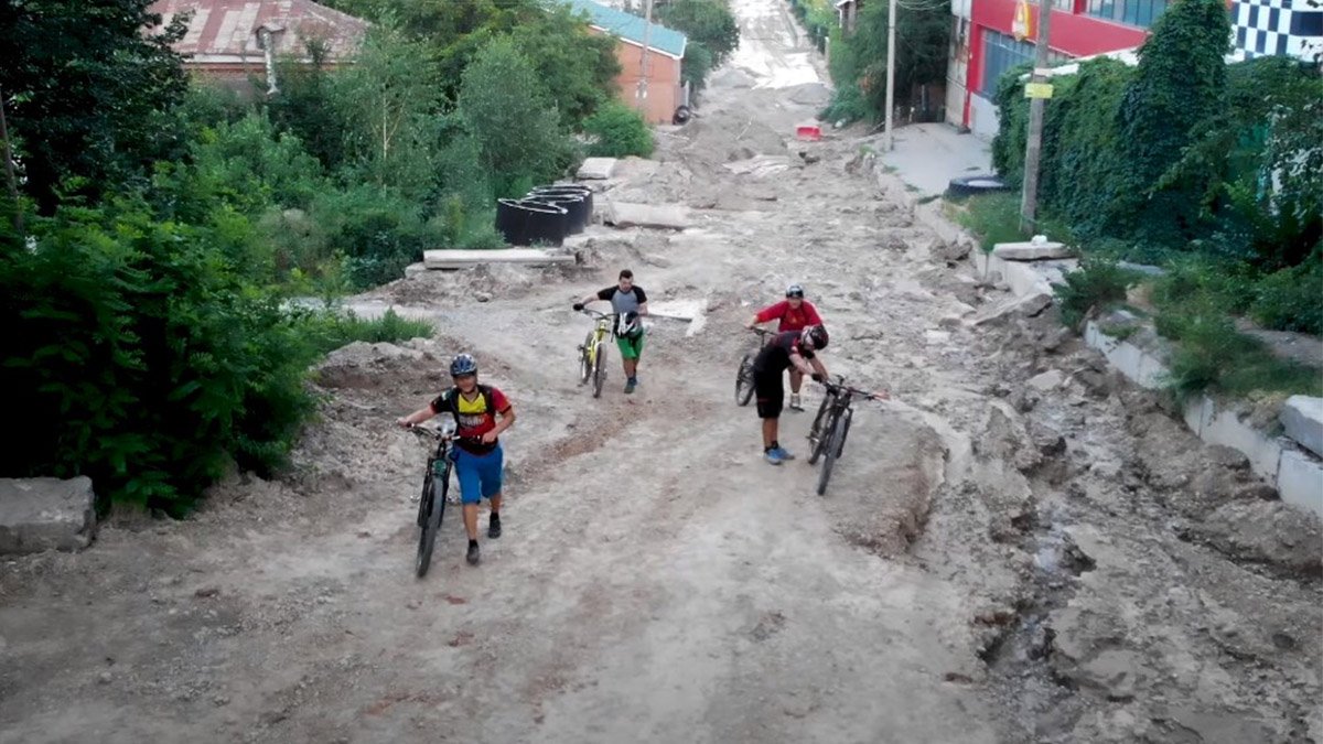 Велосипедисты из Днепра проехались по Крестьянскому спуску, как по тропе с препятствиями