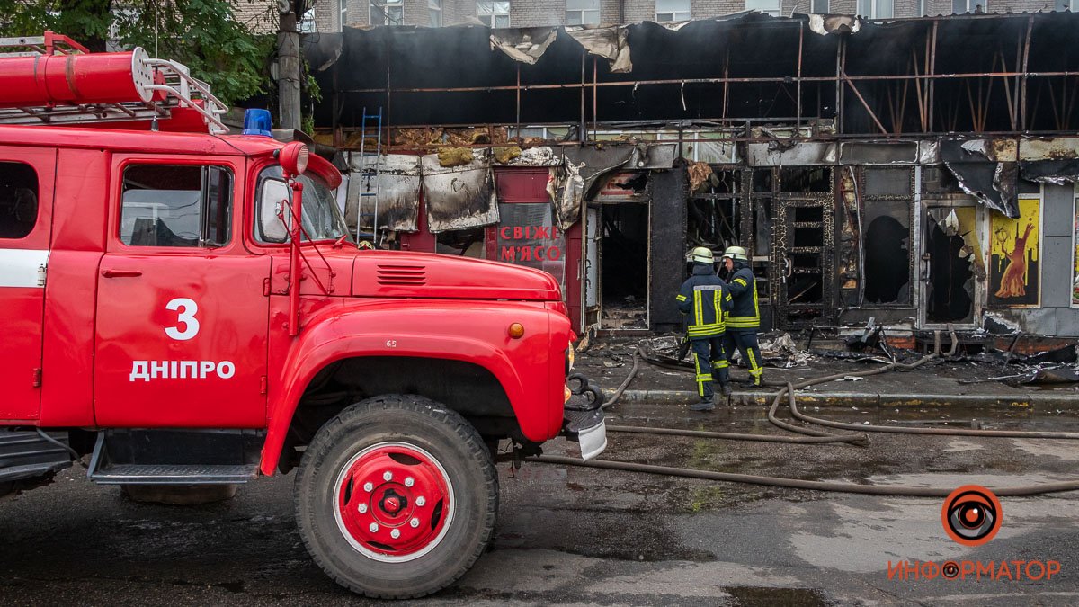 В Днепре на Пастера горело кафе: огонь задел несколько магазинов