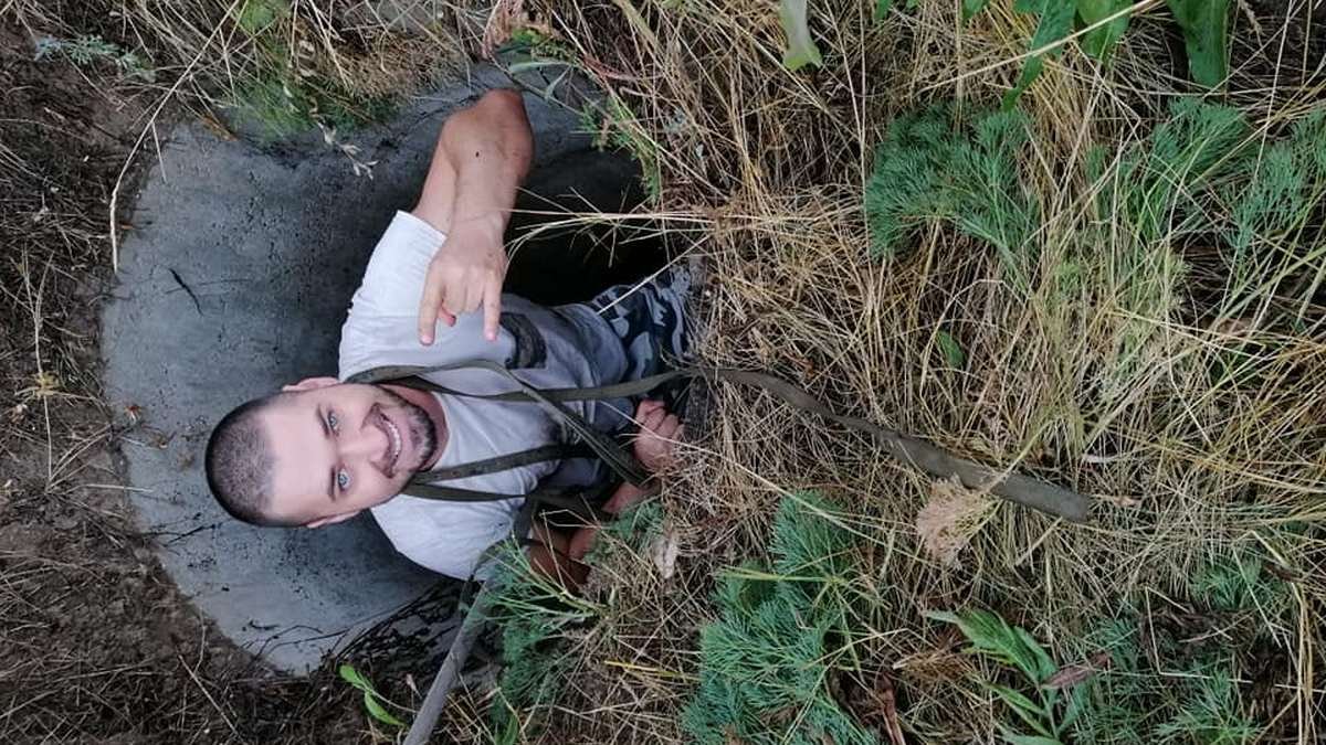 В Днепре мужчина залез в 20-метровый колодец, чтобы спасти собаку