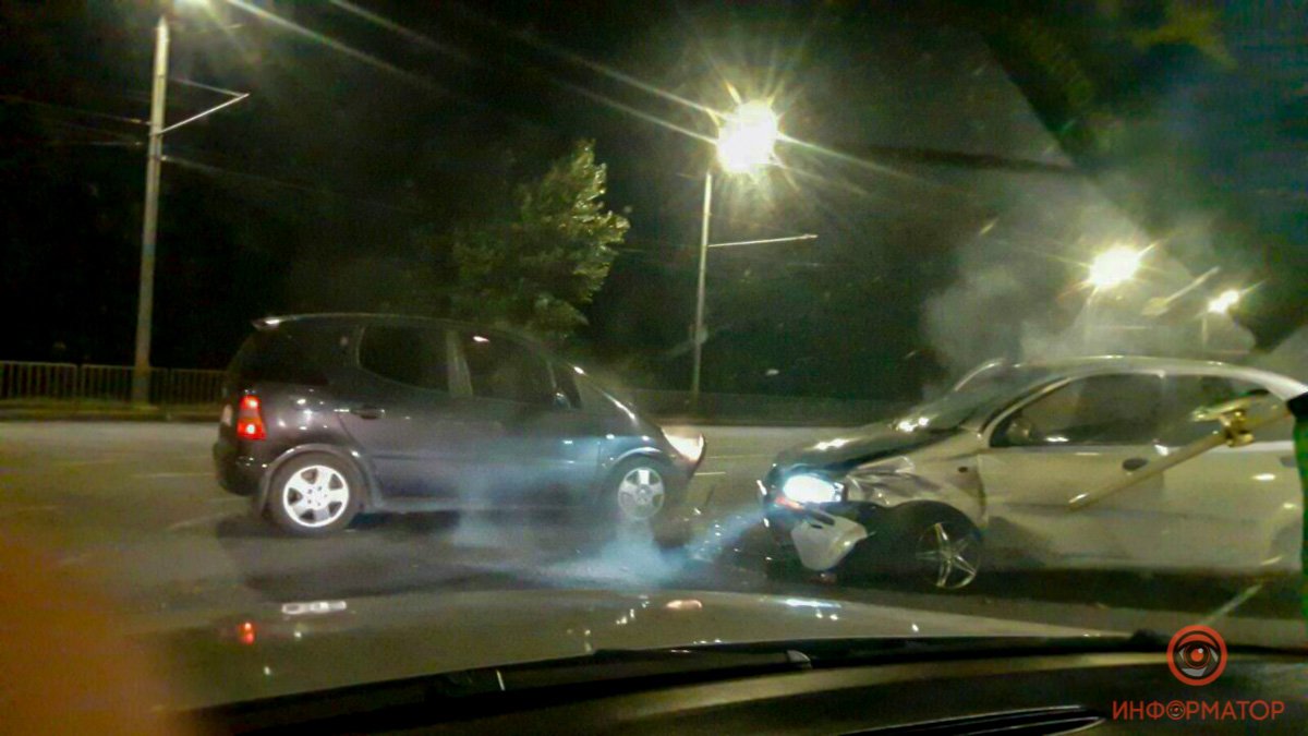 В Днепре на Набережной Заводской столкнулись Mercedes и Chevrolet: одного из водителей забрала скорая