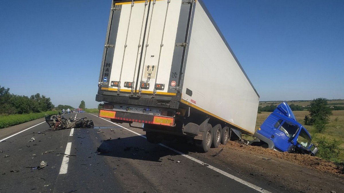 На трассе под Запорожьем BMW влетел в грузовик: четверо погибших - из Днепра и области