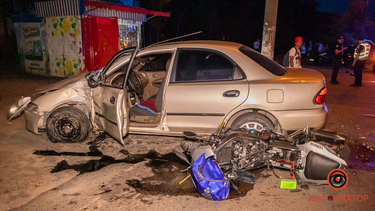 В Днепре на улице Богдана Хмельницкого мотоциклист врезался в Mazda: мужчина погиб, женщину забрала "скорая"