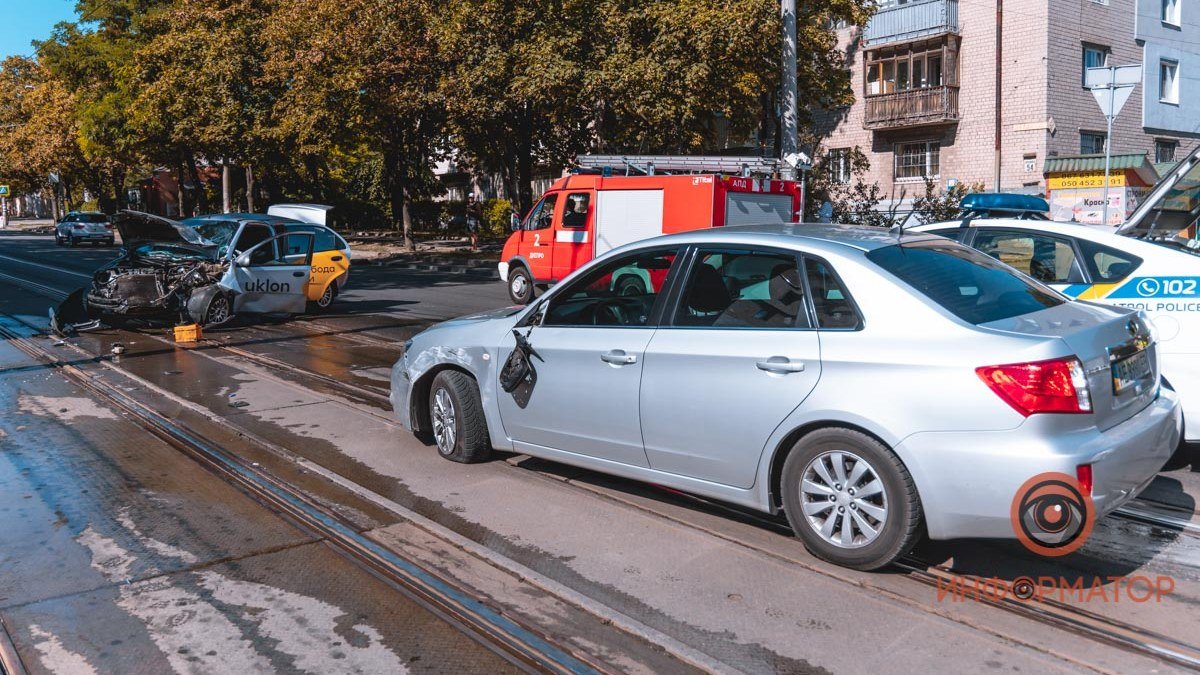 В Днепре на Михаила Грушевского Chevrolet службы Uklon "зацепил" Subaru и влетел в столб