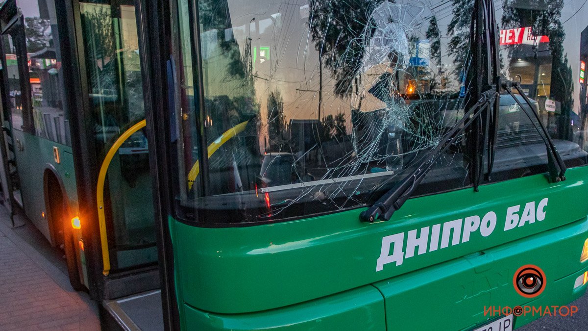В Днепре на Калиновой Fiat "подрезал" 36-ой автобус и скрылся: пострадали двое человек