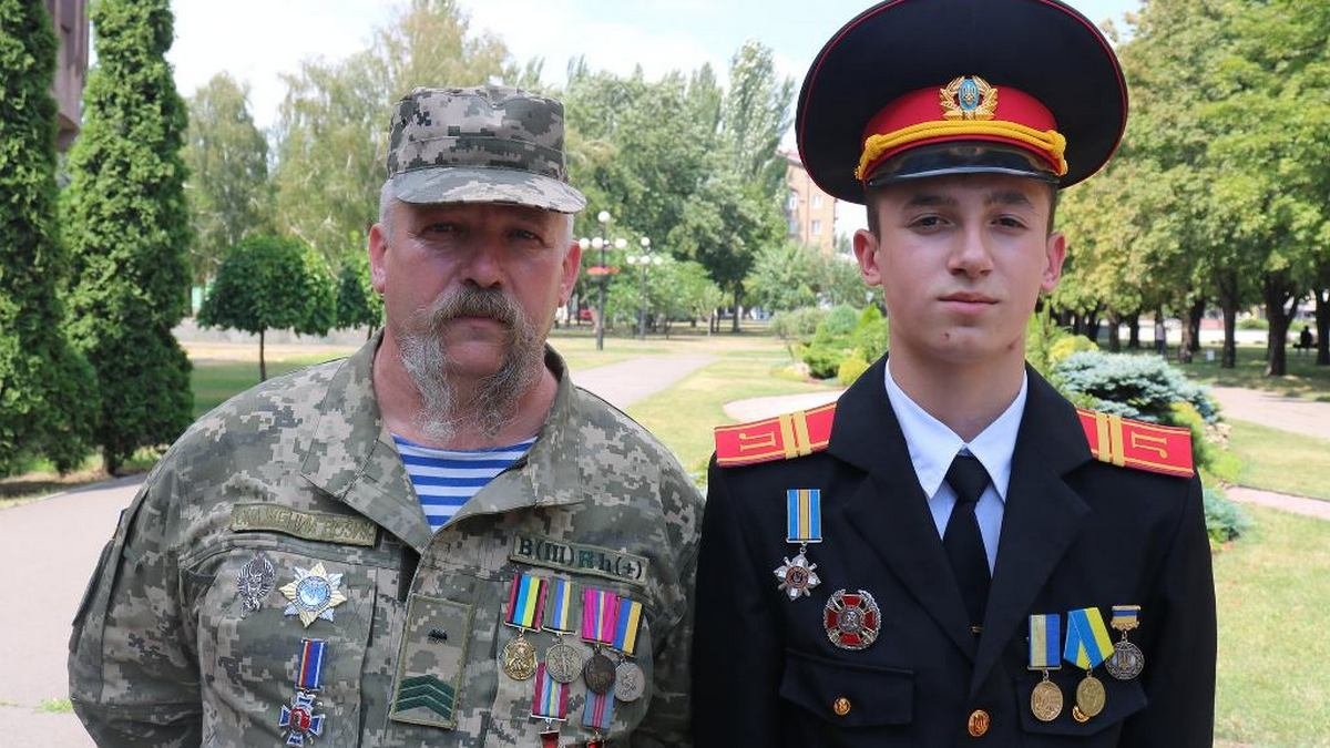 Парень, который под Днепром спас 5 детей от взрыва, получил орден «За мужество»